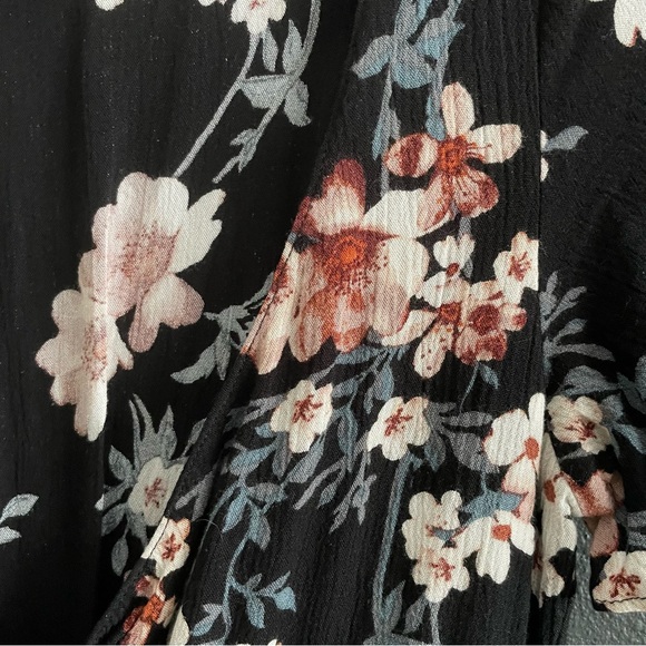 AE Floral Key Hole Romper - Picture 4 of 4